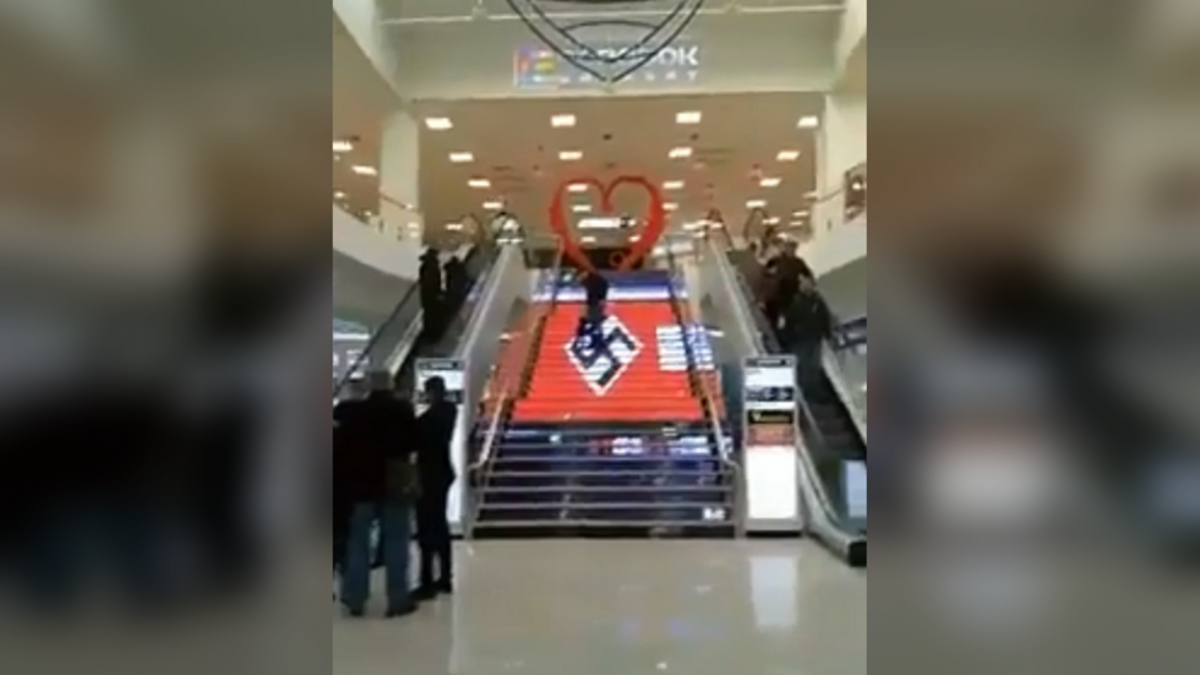 Una svastica in un centro commerciale di Kiev