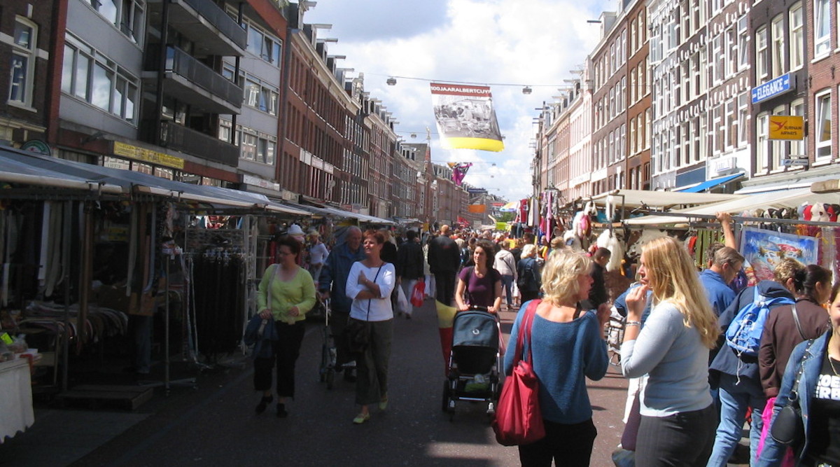 Il mercato di Amsterdam in cui è avvenuto l'attacco antisemita