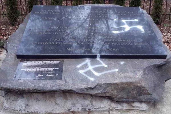 Il monumento a Otock, in Polonia, vandalizzato con svastiche