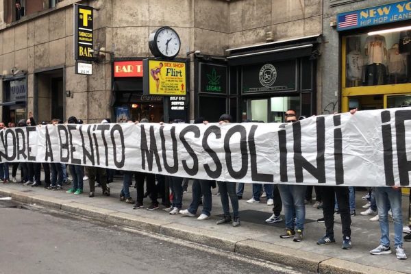 Striscione Mussolini