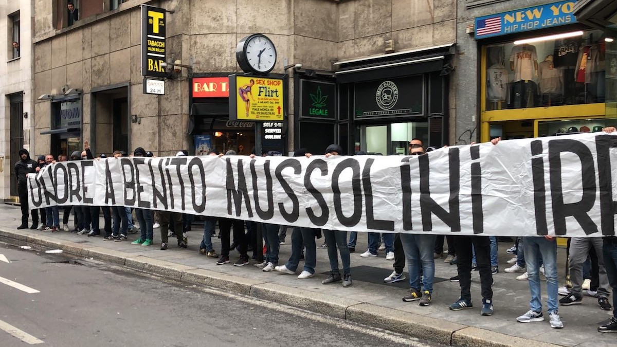 Striscione Mussolini