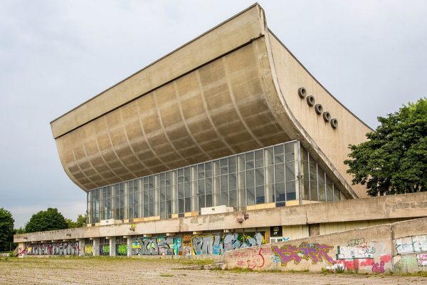 Il palazzetto dello sport sovietico costruito su un antico cimitero ebraico a Vilnius