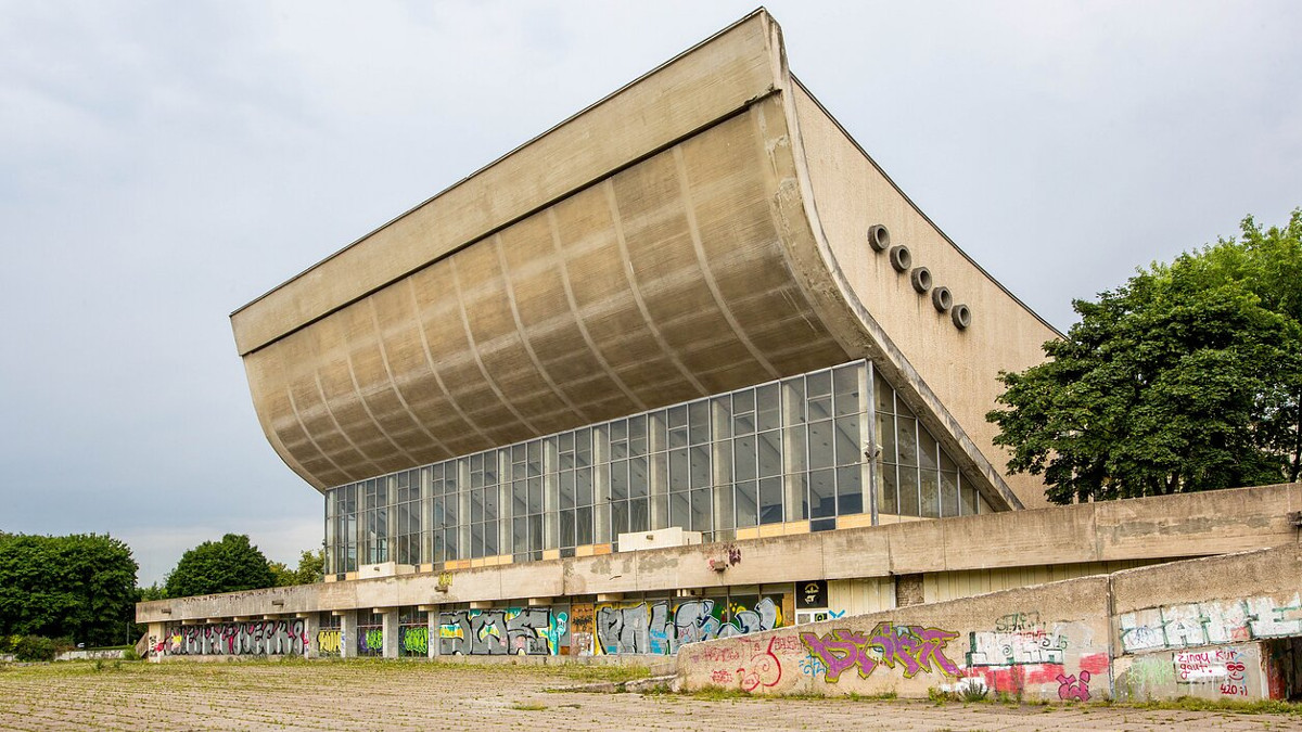 Il palazzetto dello sport sovietico costruito su un antico cimitero ebraico a Vilnius