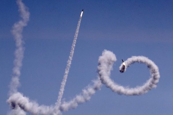 Un missile lanciato da Gaza visto dal villaggio israeliano di Netiv Ha'asara (Jack Guez/AFP)