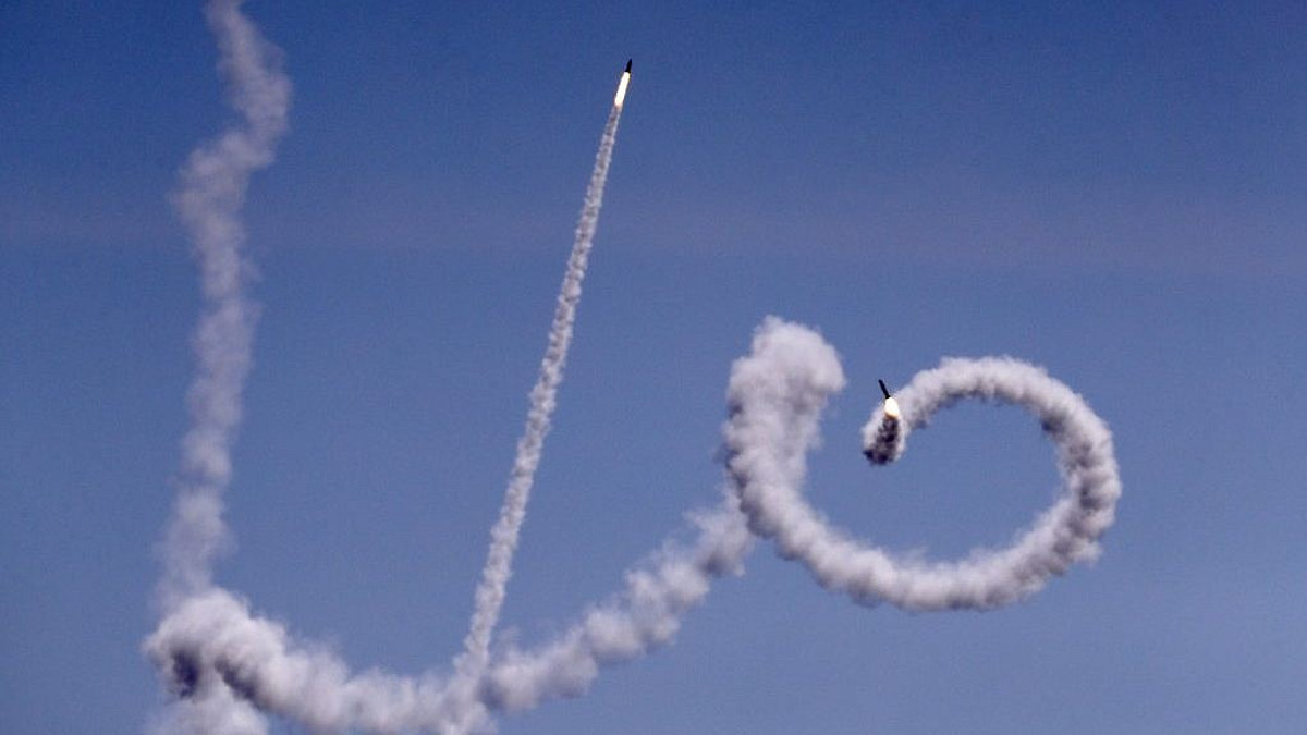 Un missile lanciato da Gaza visto dal villaggio israeliano di Netiv Ha'asara (Jack Guez/AFP)