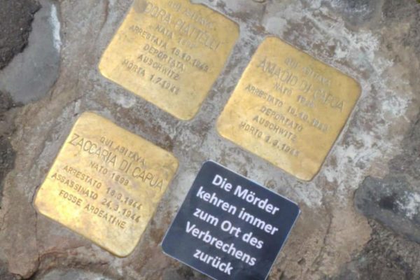 La pietra d'inciampo a Roma vandalizzata con un adesivo in tedesco