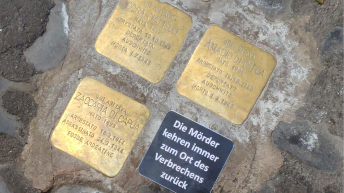 La pietra d'inciampo a Roma vandalizzata con un adesivo in tedesco