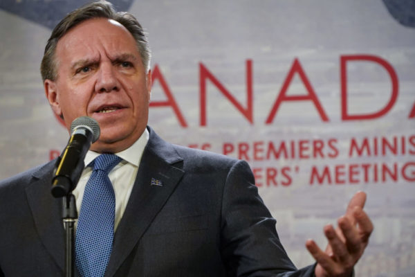 François Legault, premier del Quebec, ha approvato una legge che vieta agli impiegati pubblici di portare simboli religiosi