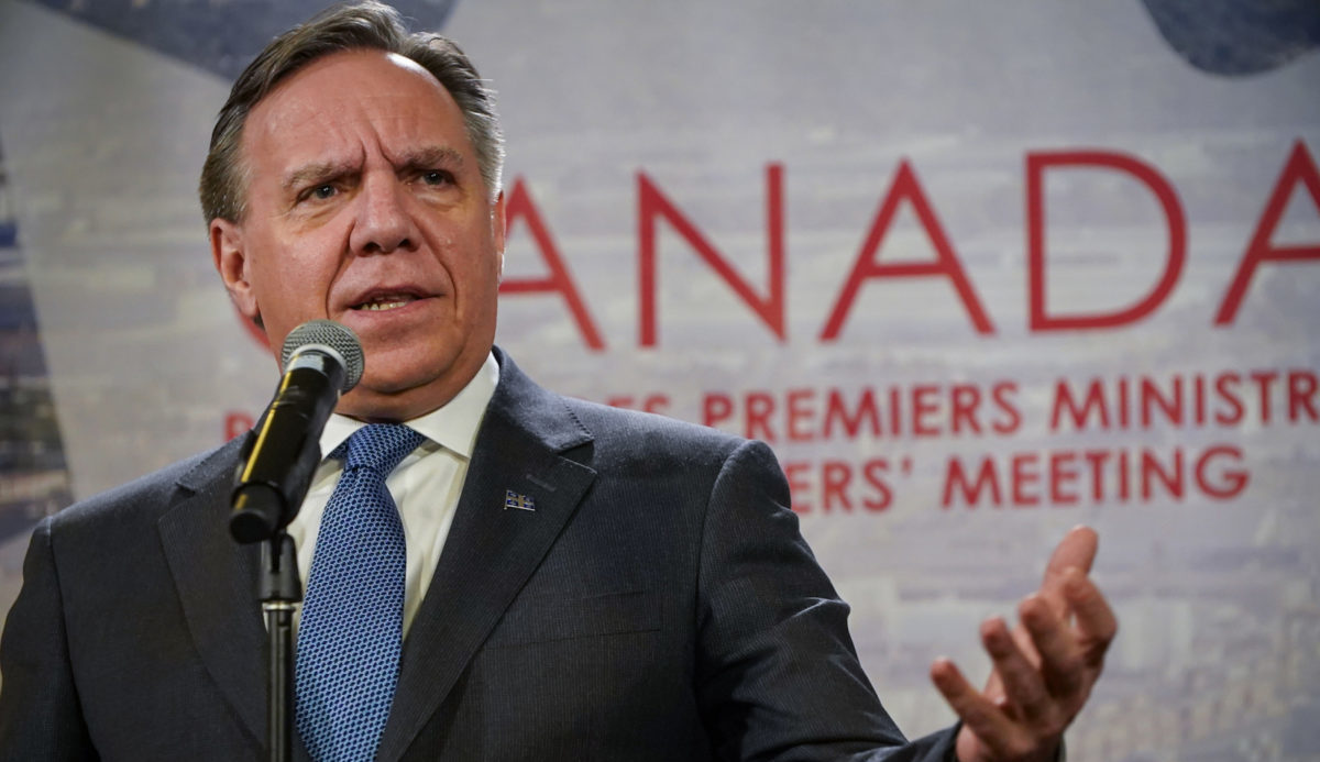 François Legault, premier del Quebec, ha approvato una legge che vieta agli impiegati pubblici di portare simboli religiosi