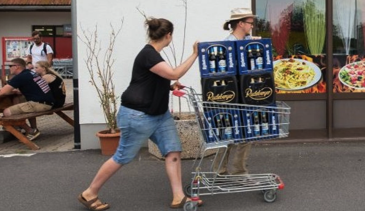 cittadini di Ostritz comprano la birra per boicottare il concerto neonazista