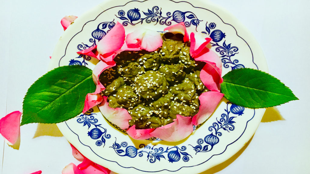 Hummus di ceci neri con petali di rosa - Mosaico