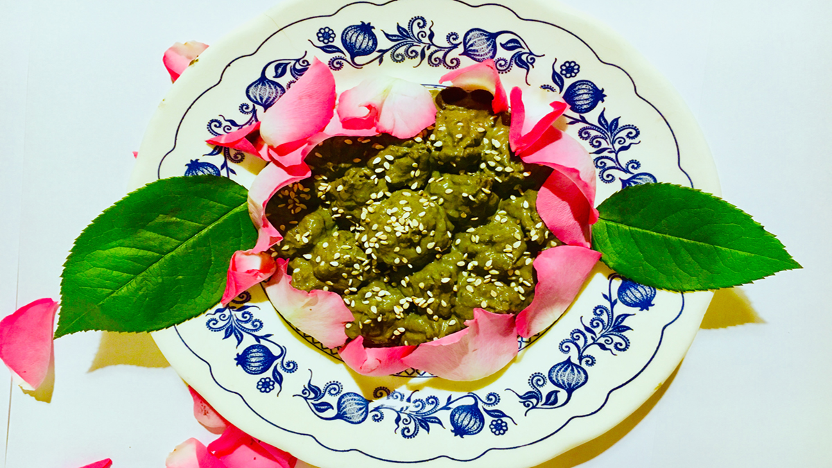 Hummus di ceci neri con petali di rosa - Mosaico