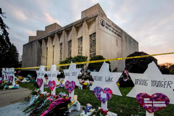 Fiori in onore degli assassinati nella sinagoga di Pittsburgh