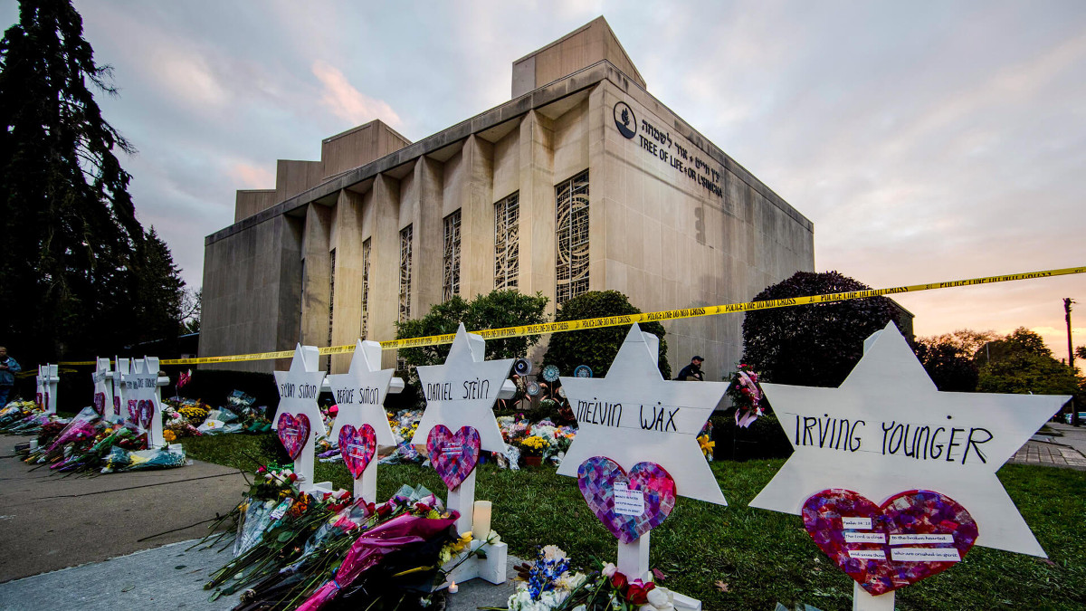 Fiori in onore degli assassinati nella sinagoga di Pittsburgh