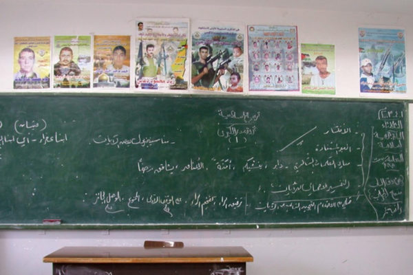 Poster di terroristi palestinesi suicidi in una scuola di Tul Karem