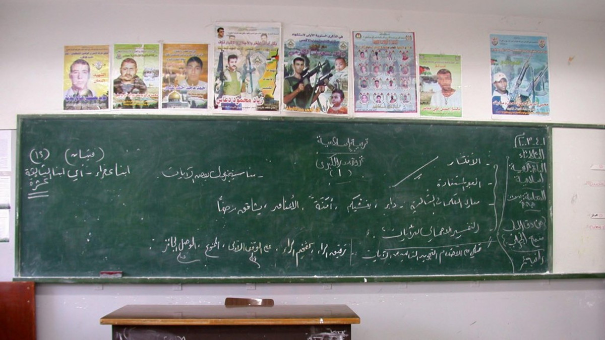 Poster di terroristi palestinesi suicidi in una scuola di Tul Karem