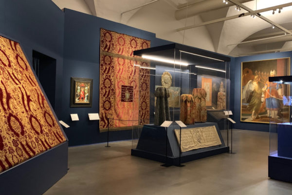 La mostra sui tessuti ebraici agli Uffizi a Firenze