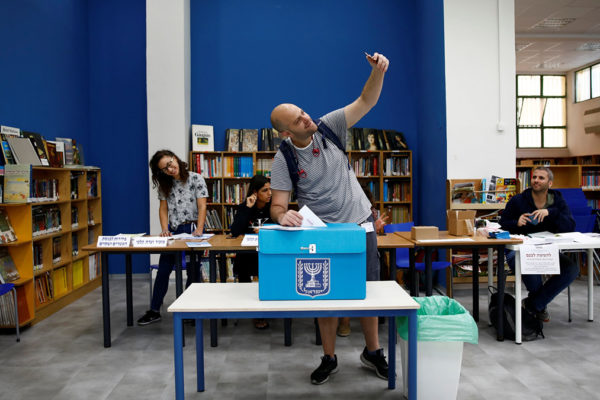 Un elettore all'urna elettorale vota per il nuovo governo israeliano