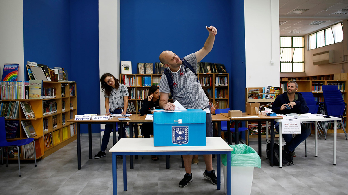 Un elettore all'urna elettorale vota per il nuovo governo israeliano