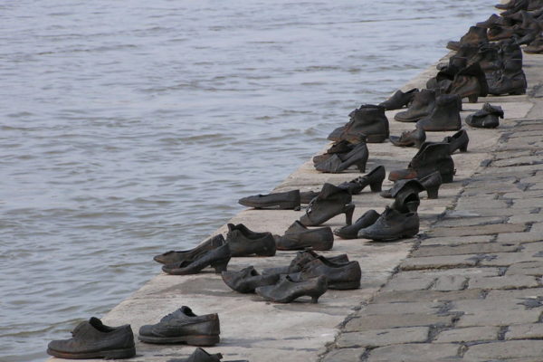 Il monumento delle scarpe sulla riva del Danubio a Budapest