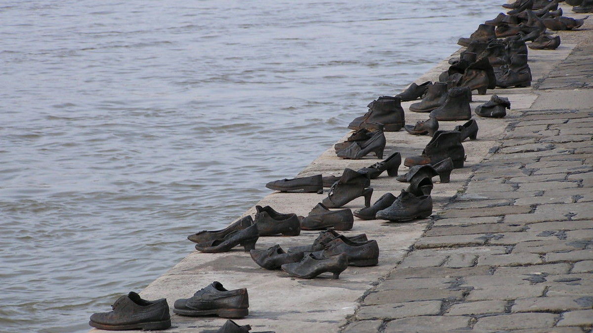 Il monumento delle scarpe sulla riva del Danubio a Budapest