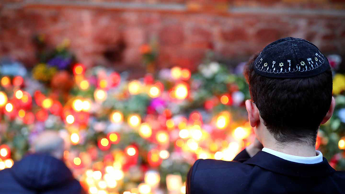 Un ragazzo ebreo davanti alla sinagoga di halle dopo l'attacco del 9 ottobre