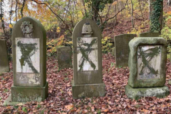 Lapidi vandalizzate in un cimitero in Danimarca