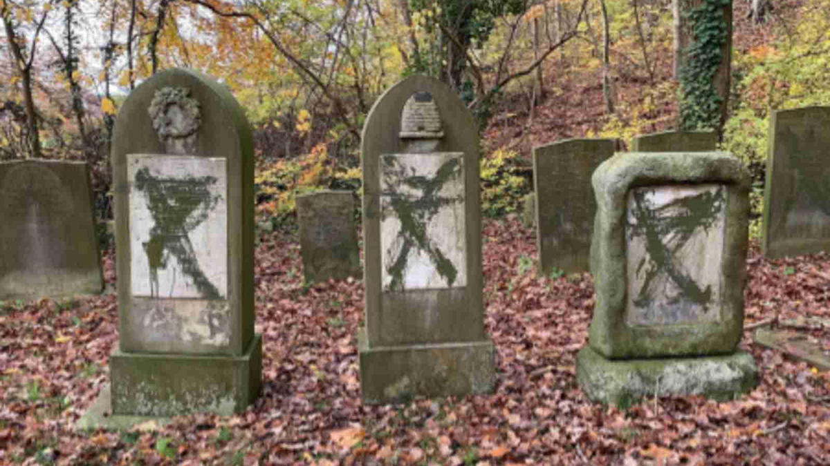 Lapidi vandalizzate in un cimitero in Danimarca