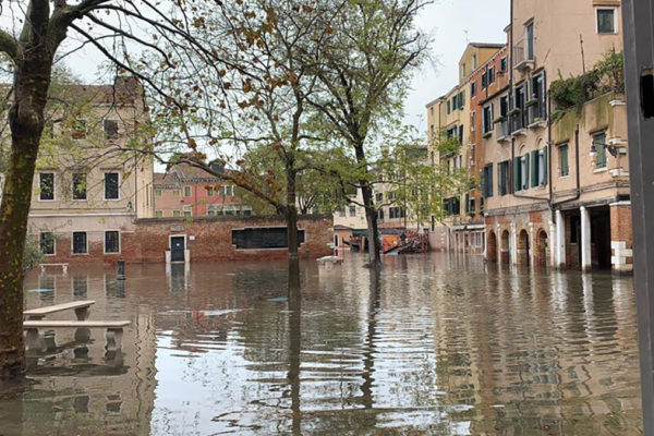 L'acqua alta nel ghetto ebraico a Venezia