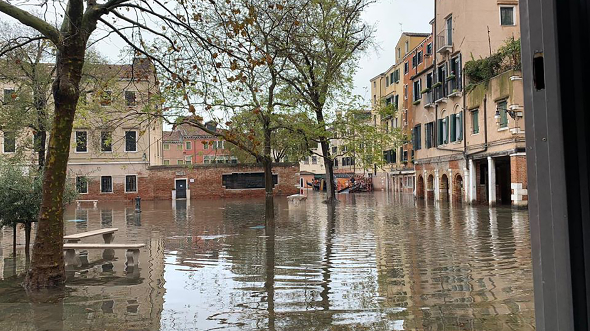 L'acqua alta nel ghetto ebraico a Venezia