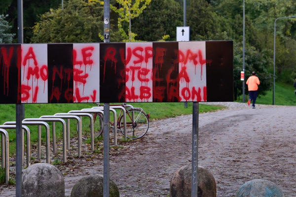 Il Giardino dei Giusti di Milano deturpato da scritte