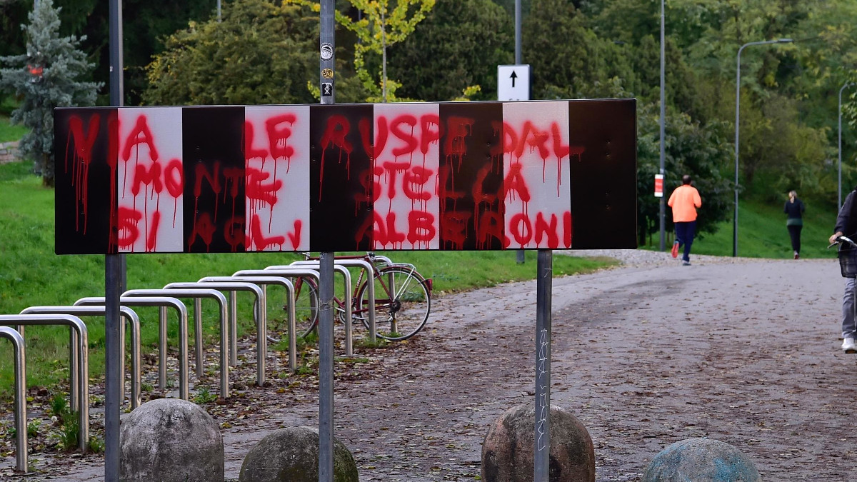 Il Giardino dei Giusti di Milano deturpato da scritte