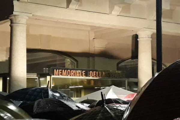 Il presidio 'Milano non odia' davanti al Memoriale della Shoah di Milano l'11 novembre 2019