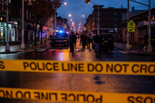 Polizia a Jersety City davanti al supermercato kosher dopo la sparatoria