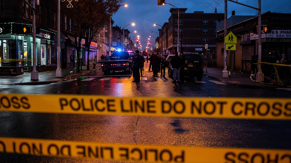 Polizia a Jersety City davanti al supermercato kosher dopo la sparatoria