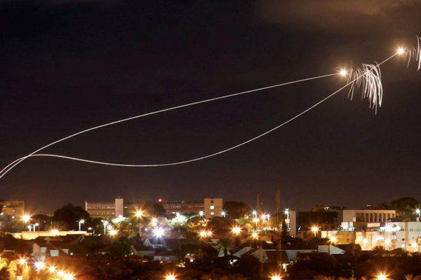 L'Iron Dome intercetta il missile lanictao da Gaza su Ashkelon il 25 dicembre