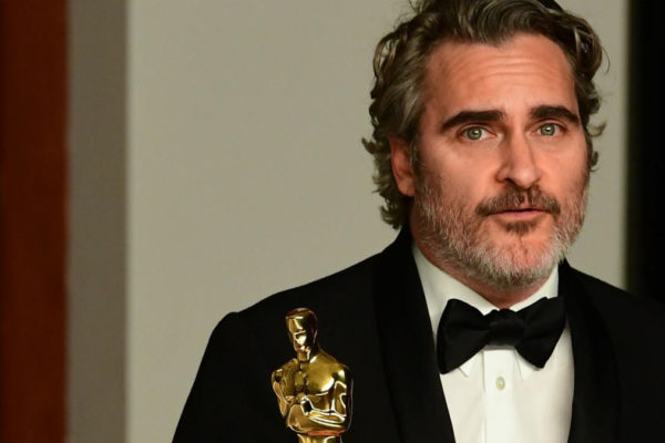 Joaquin Phoenix con la statuetta degli Oscar