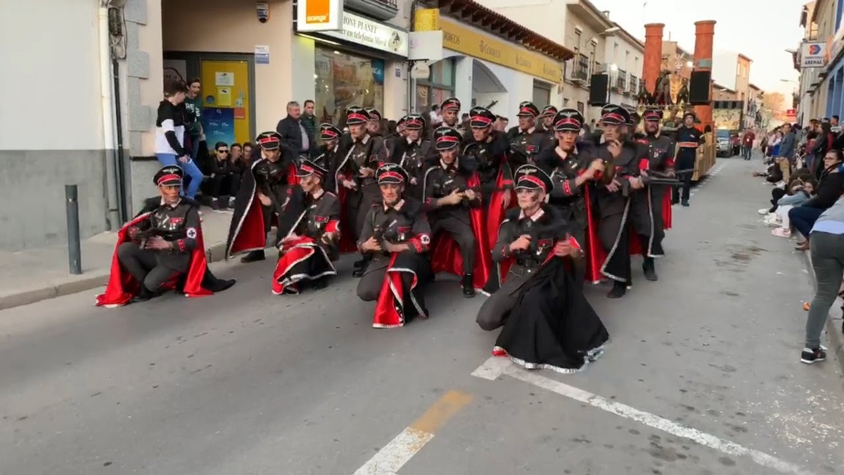 gerarchi nazisti e prigionieri dei campi alla sfilata di Carnevale in Spagna a Campo de Criptana