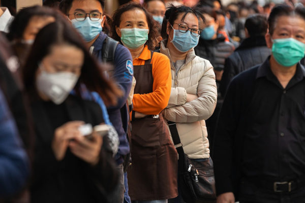 Cinesi con mascherine contro coronavirus fuori dalle farmacie a Honk Kong
