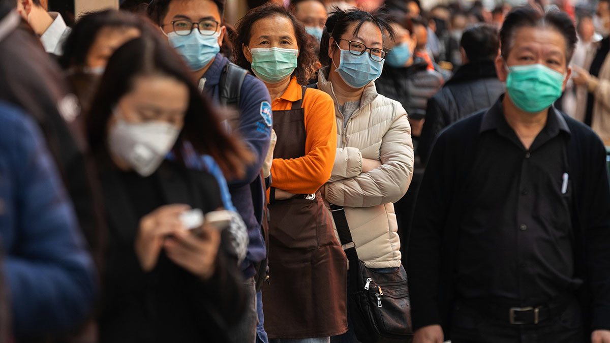 Cinesi con mascherine contro coronavirus fuori dalle farmacie a Honk Kong