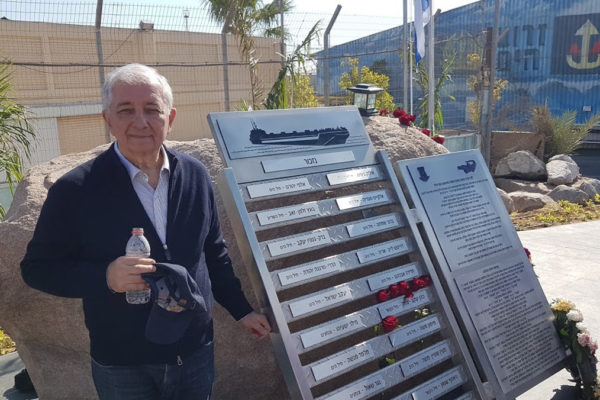 Jossi Oskar a Eilat davanti al monumento per le vittime dell'incidente del 1970