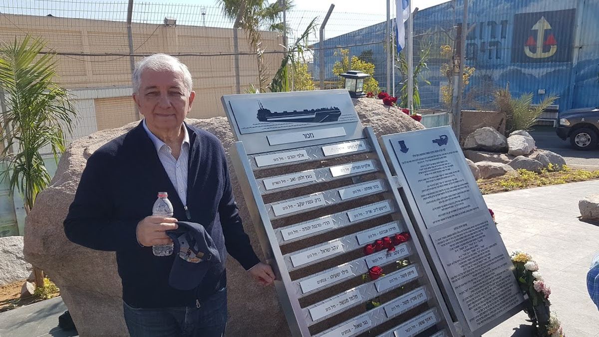 Jossi Oskar a Eilat davanti al monumento per le vittime dell'incidente del 1970