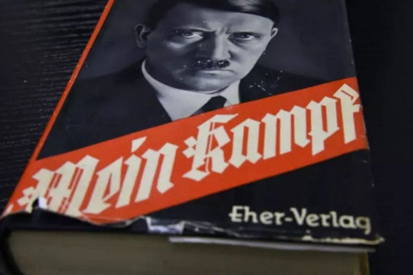 Mein Kampf di Adolf Hitler
