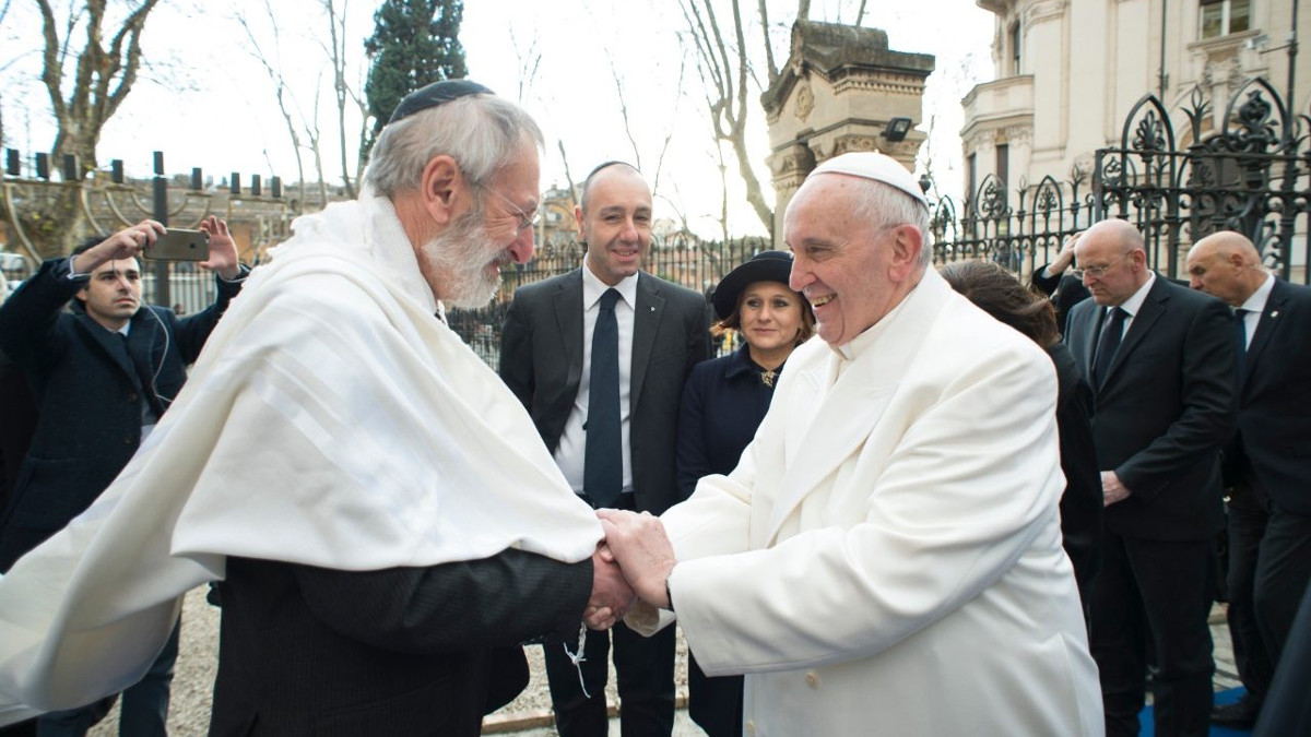 Rav Riccardo Di Segni e papa Francesco alla sinagoga di Roma