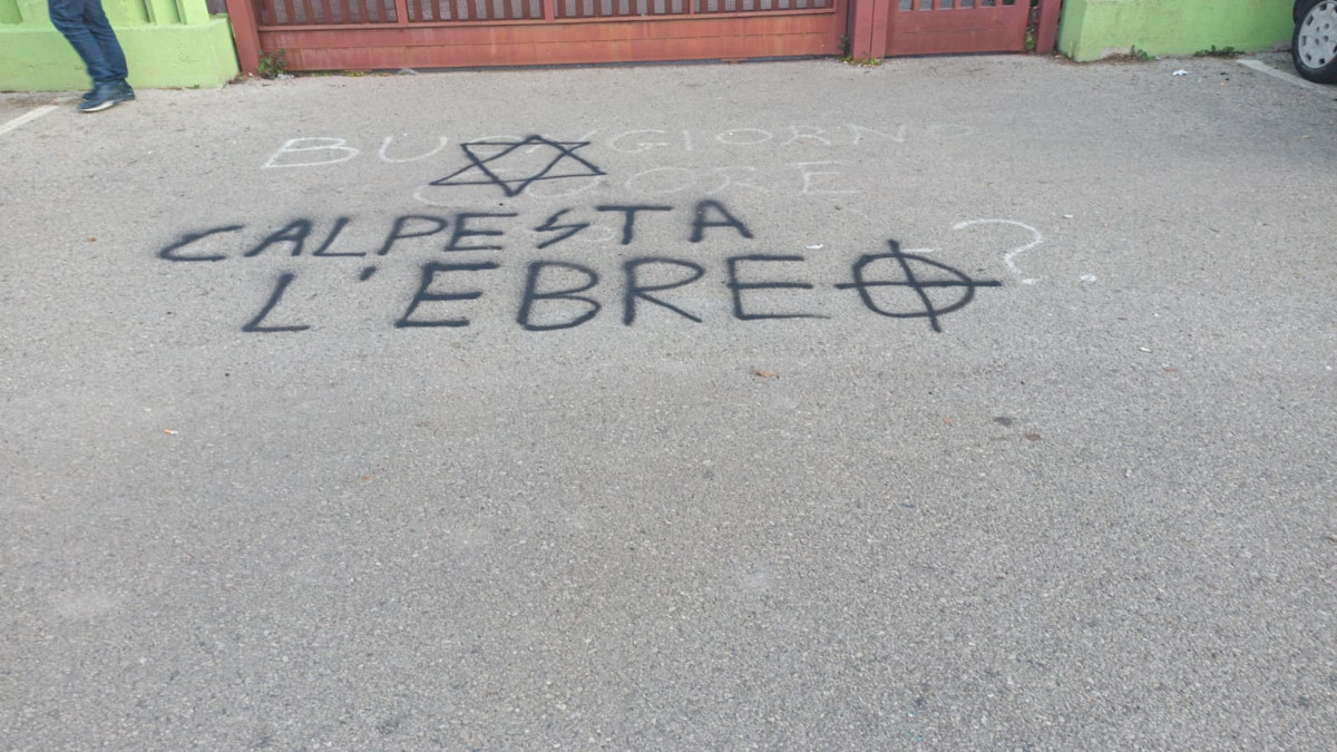 Una scritta antisemita a Pomezia