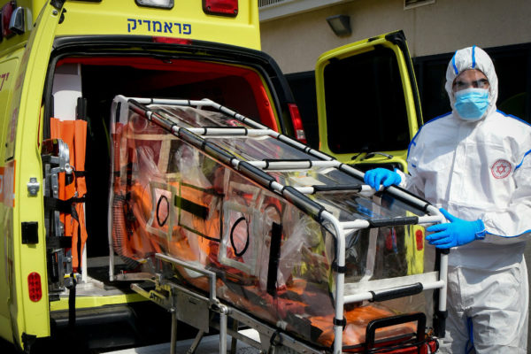 Un'ambulanza con paziente covi-19 in Israele