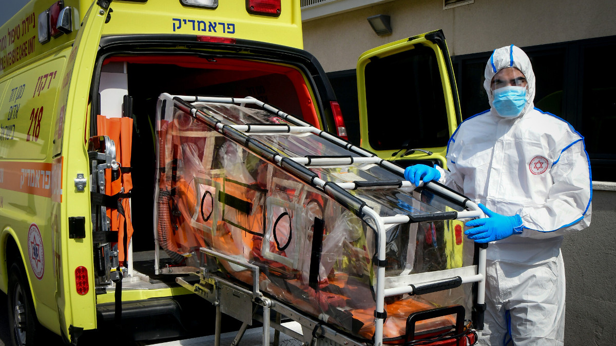 Un'ambulanza con paziente covi-19 in Israele