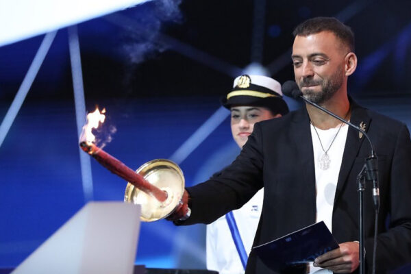 Idan Raichel accende la prima delle 12 fiaccole