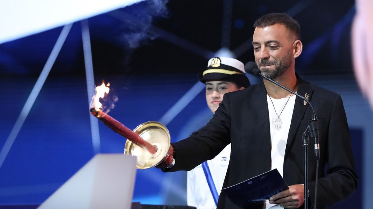 Idan Raichel accende la prima delle 12 fiaccole