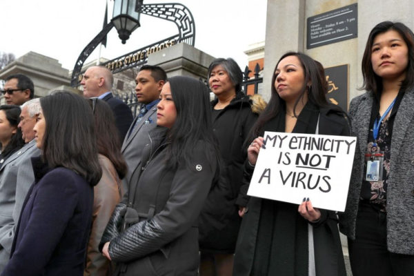 Persone manifestano contro le derive di xenofobia e antisemitismo legate al coronavirus